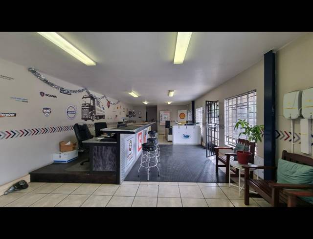 744M² WAREHOUSE TO LET IN JET PARK